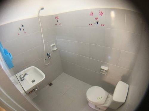 a small bathroom with a toilet and a sink at Mingche Apartment in Panglao