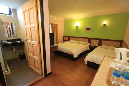 Postel nebo postele na pokoji v ubytování The Inn Hotel