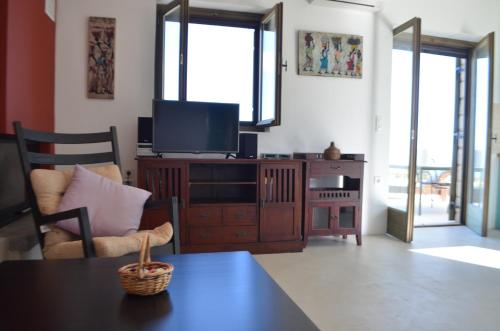 Televisyen dan/atau pusat hiburan di Kalypso Apartments