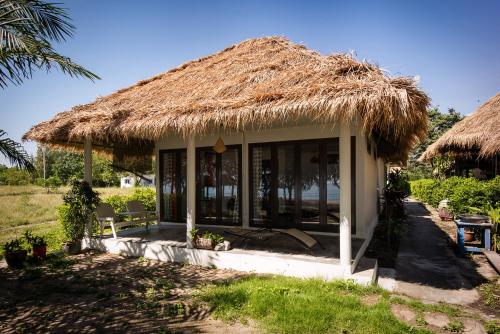 a small hut with a straw roof at Mumsa Beach Resort & Restaurant in Ban Huai Yang