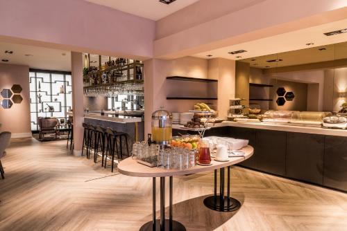 a kitchen with a table with drinks on it at Sandton Eindhoven Centre in Eindhoven