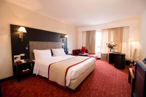 Postel nebo postele na pokoji v ubytování Golden Tulip El Mechtel