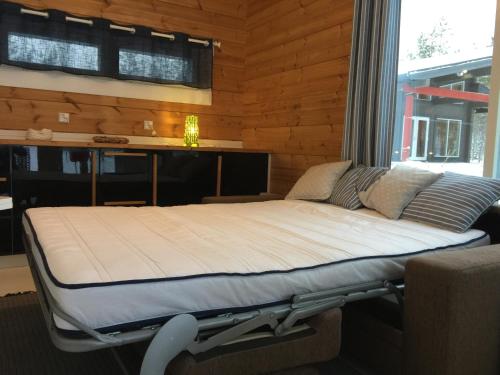 Winter Bay Cottage tesisinde bir odada yatak veya yataklar