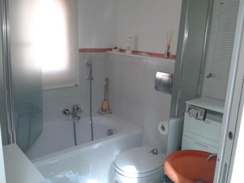 タオルミーナにあるB&B ヴァロ タオルミーナのバスルーム(トイレ、バスタブ、シャワー付)