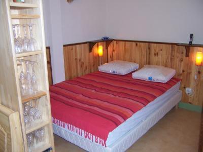 サラン・レ・バンにあるLa maison de poupetのベッドルーム1室(赤毛布付きの大型ベッド1台付)
