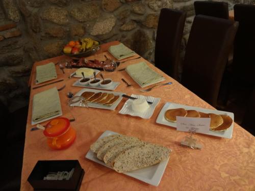 uma mesa com pão e outros alimentos em Hotel Rural Cayetana em Piedrahita