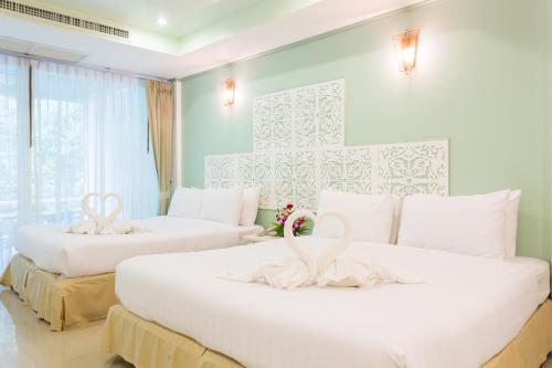 Ein Bett oder Betten in einem Zimmer der Unterkunft Phranang Place- SHA Extra