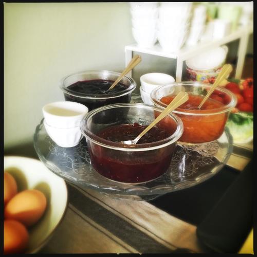 drie schaaltjes jam op een glazen schaal op een tafel bij Château des Edelins in Bayet