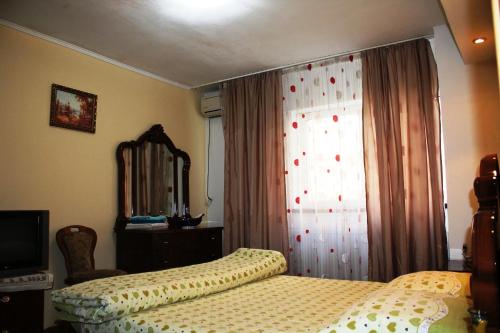 ブカレストにあるVitan modern apartment, sleeps 4のベッドルーム1室(ベッド2台、窓付)