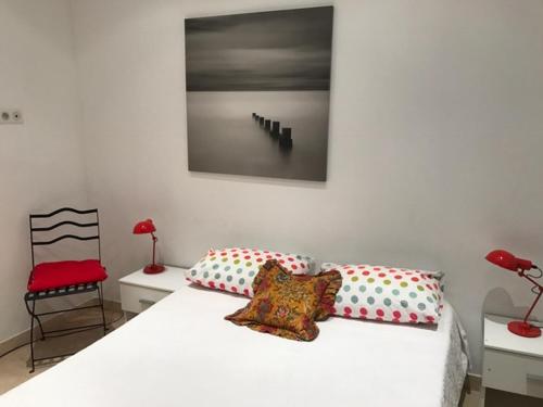 カンヌにあるAlouetteのベッドルーム1室(白いベッド1台、枕2つ、椅子付)
