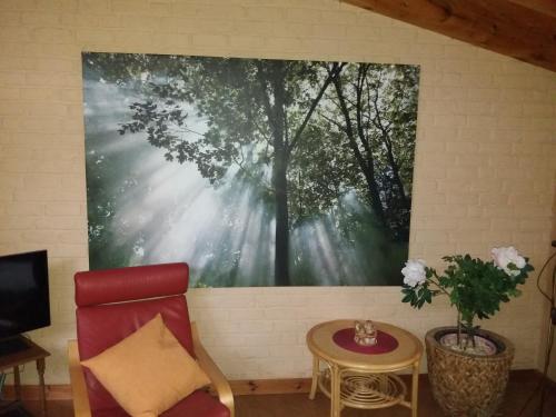 een groot schilderij van bomen aan een muur bij Gästeappartement Appricot in Adendorf