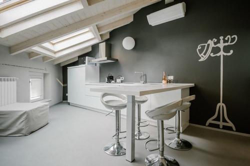 een keuken met een wastafel en krukken in een kamer bij Residenza Felice in Luino