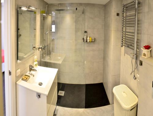 a bathroom with a sink and a shower at AlohaMundi Campana in Seville