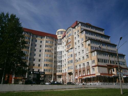 スィクティフカルにあるСomfort Apartment Radugaの市道の白い大きな建物