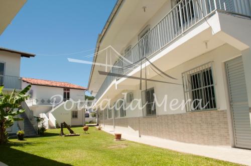 a view of the courtyard of a house at Pousada Mera in Florianópolis