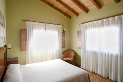 Llit o llits en una habitació de Apartamentos Rurales Antojanes