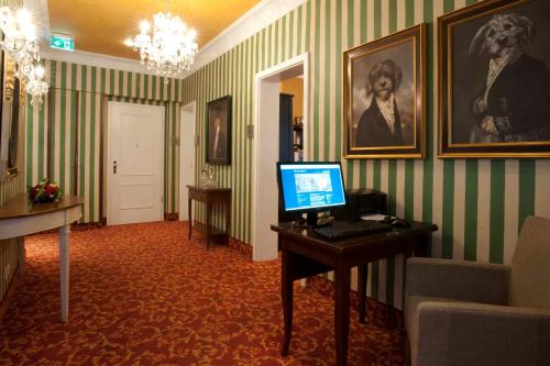 a room with a desk with a computer on it at Hotel City House in Hamburg