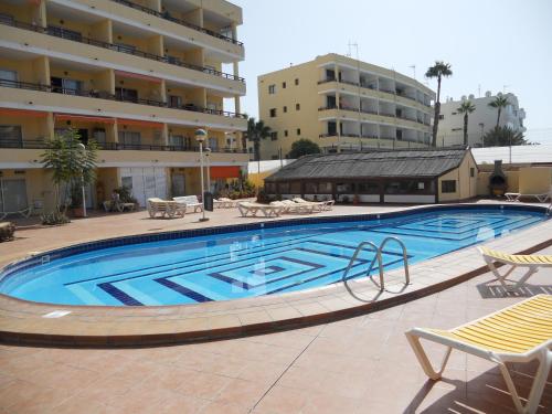 Swimmingpoolen hos eller tæt på Apartamentos Los Juncos II