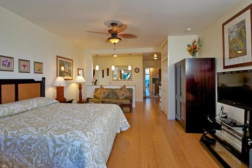 une chambre avec un lit et un salon dans l'établissement Pohailani #201, à Kahana