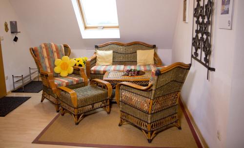 a living room with a couch and two chairs at Ferienwohnung Am Sonnenhang in Neualbenreuth