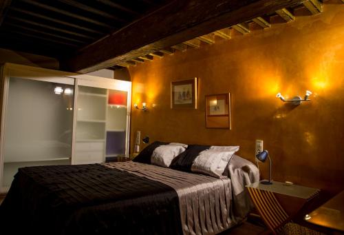 1 dormitorio con 1 cama en una habitación en AlohaMundi Conteros, en Sevilla