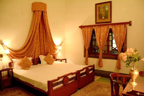 1 dormitorio con 1 cama y 2 ventanas en Bhanwar Vilas Palace, en Karauli