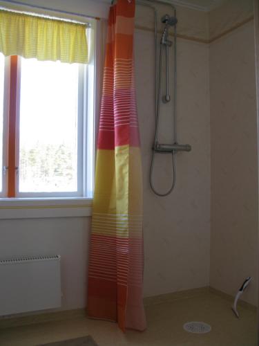 a shower curtain in the corner of a bathroom at Stuga Lugnvik in Lugnvik