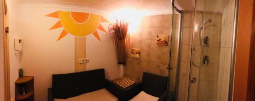 プフンツにあるHaus Ramsbacherのバスルーム(シャワー、ソファ付)