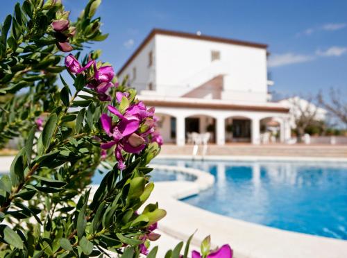 une maison avec une piscine et un bâtiment dans l'établissement Hotel Restaurant Bon Retorn, à Figueres