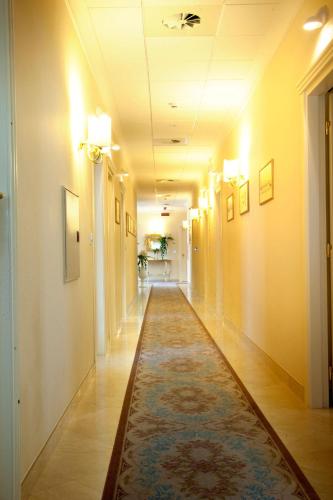 a long hallway with a rug on the floor at Villaggio San Giovanni in San Giorgio Ionico