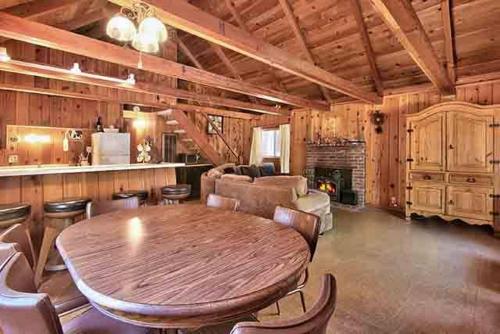 ein großes Wohnzimmer mit einem Tisch und einer Küche in der Unterkunft Hank Monk Chalet in South Lake Tahoe