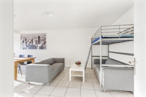 een woonkamer met een bank en een stapelbed bij Dream apartment for work stay in Oostrozebeke