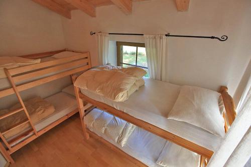 מיטה או מיטות קומותיים בחדר ב-Appartamenti Pollam