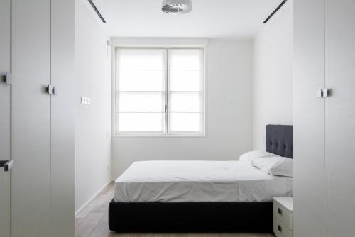 ミラノにあるCanguroProperties - Leopardiの白いベッドルーム(ベッド1台、窓付)