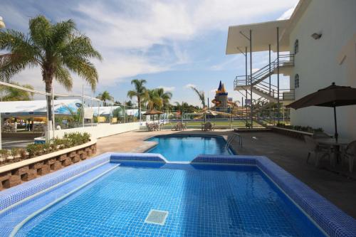 een zwembad aan de zijkant van een gebouw bij Hotel Splash Inn in Silao