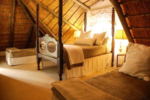 Un pat sau paturi într-o cameră la Beverley Country Cottages