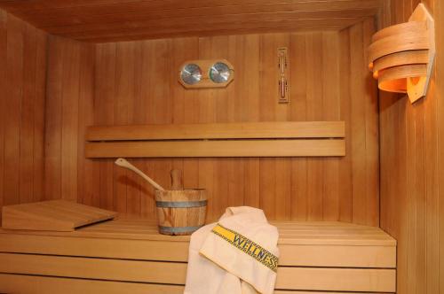 a sauna with a bucket and a towel at Hotel Kirchenwirt in Dobbiaco