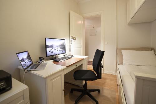 uma sala com uma secretária com dois computadores em Vika I, As Home em Oslo