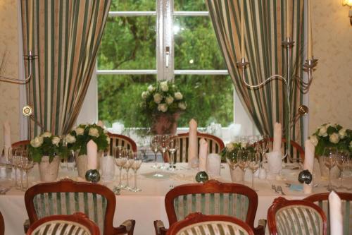 een tafel voor een bruiloft met kaarsen en bloemen bij Schlosshotel Westerholt in Herten