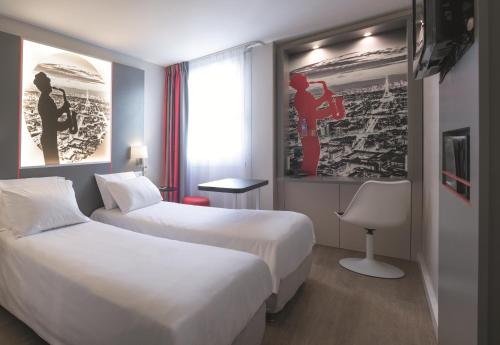 Habitación de hotel con 2 camas y ventana en Best Western Paris Saint Quentin, en Montigny-le-Bretonneux