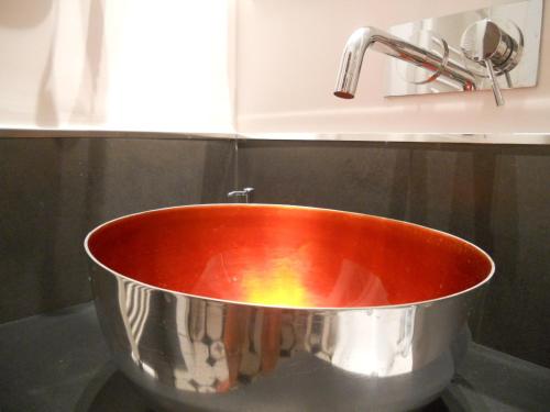 - un grand évier en métal dans la cuisine avec un robinet dans l'établissement Arco' B&B, à Trani