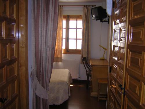 Posteľ alebo postele v izbe v ubytovaní Hostal Restaurante La Muralla
