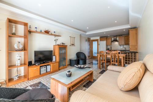 a living room with a couch and a table at Apartamento Altura in Altura