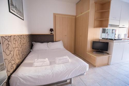 Dormitorio pequeño con cama y TV en Italianway-Bligny 39, en Milán