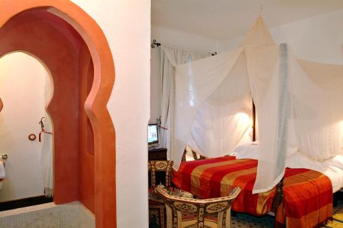 1 dormitorio con 1 cama con dosel en Alcoba del Rey de Sevilla, en Sevilla