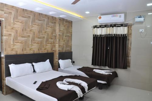 Hotel SAARA tesisinde bir odada yatak veya yataklar