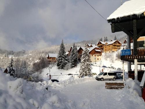 a snow covered town with a snow covered mountain at Les Ecureuils Squirrel Lodge in Oz