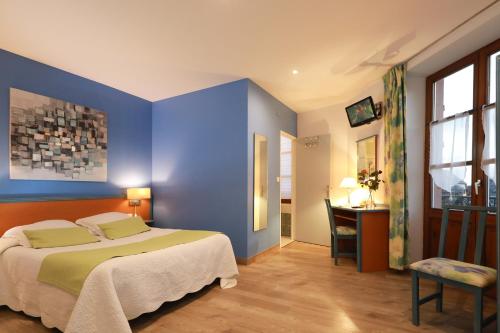 Hotel Restaurant 3 Châteaux tesisinde bir odada yatak veya yataklar