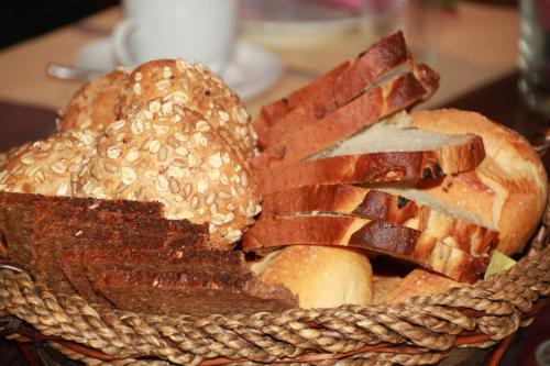 a basket filled with bread and bacon on a table at BG Java in Can Pastilla