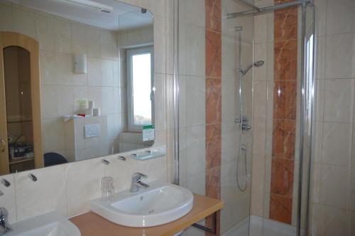 uma casa de banho com um lavatório e um chuveiro em Gasthof Johannesmesner em Sankt Paul im Lavanttal